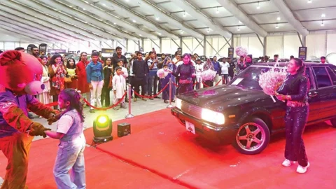 বৃষ্টির মধ্যেও আইসিসিবিতে জমজমাট সুপার সেল কার বাজার