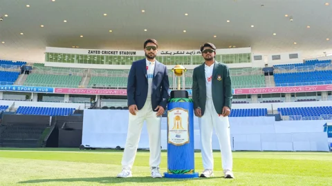 একমাত্র টেস্টের ট্রফির সঙ্গে দুই অধিনায়কের ফটোসেশন। ছবি: বিসিবি