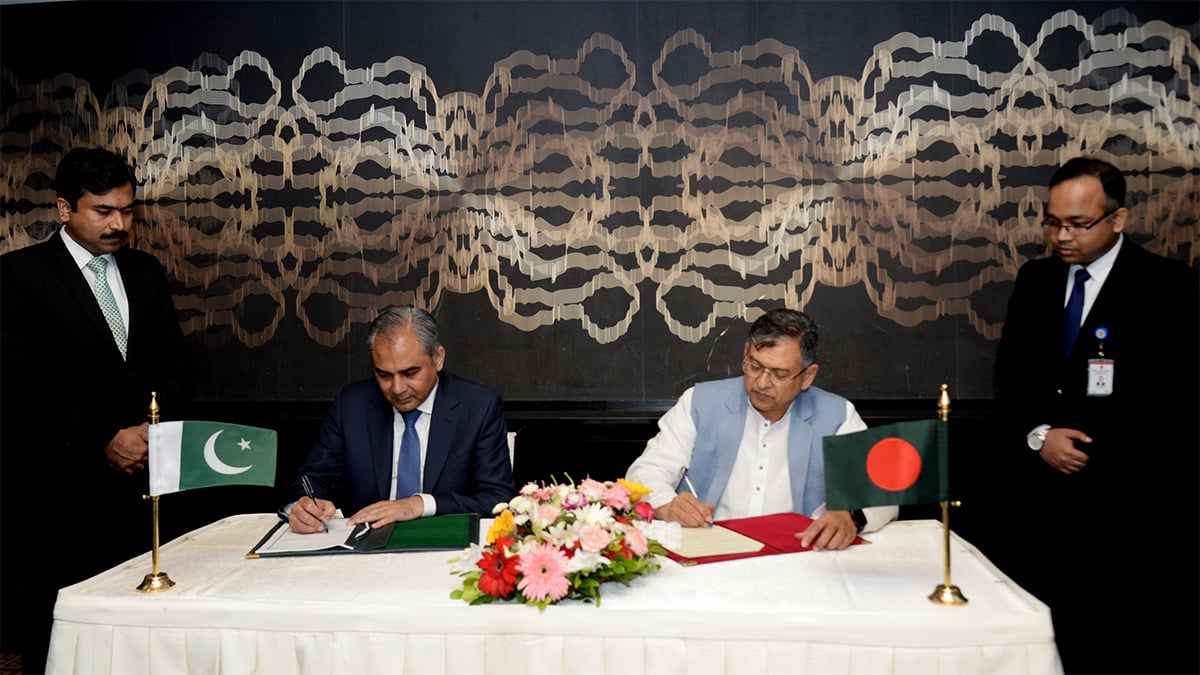 বাংলাদেশ ও পাকিস্তানের স্বরাষ্ট্রমন্ত্রী মাদক পাচারসংক্রান্ত একটি সমঝোতা স্মারকে সই করেন। ছবি: স্বরাষ্ট্র মন্ত্রণালয়