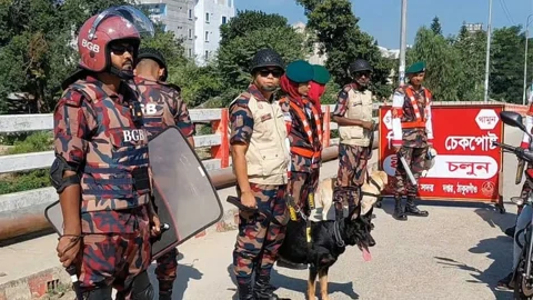 চেকপোস্ট বসিয়ে বিভিন্ন যানবাহনে তল্লাশি করছেন বিজিবি সদস্যরা। ছবি: সংগৃহীত