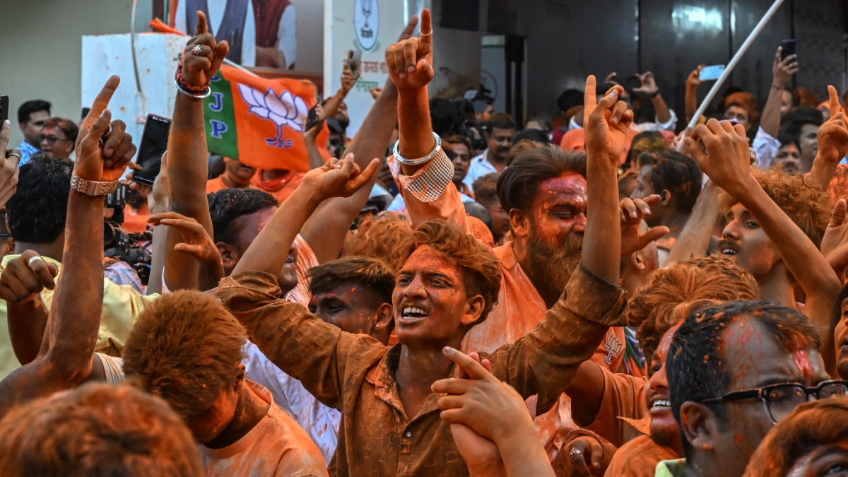 কলকাতার রাস্তায় বিজেপি সমর্থকদের জয় উদযাপনের দৃশ্য। ছবি: এএফপি