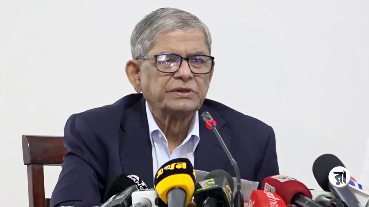 গুলশানে বিএনপি চেয়ারপারসনের রাজনৈতিক কার্যালয়ে ব্রিফ করছেন দলের মহাসচিব মির্জা ফখরুল ইসলাম আলমগীর। ছবি: রাজনীতি ডটকম