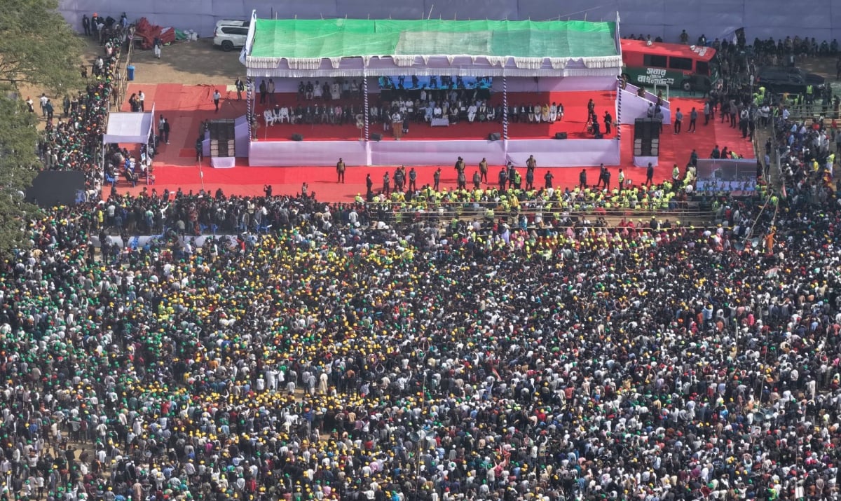 সমাবেশকে কেন্দ্র করে আলিয়া মাদরাসার মাঠ ও আশপাশের এলাকা পরিণত হয়েছে জনসমুদ্রে। ছবি: বিএনপির মিডিয়া সেল