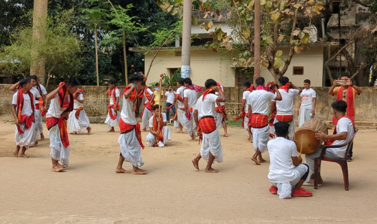 ত্রিপুরা সম্প্রদায়ের লোকজন তাদের ঐতিহ্যবাহী নানা সাংস্কৃতিক ডিসপ্লে প্রদর্শন করেন। ছবি: রাজনীতি ডটকম