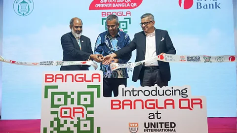 শনিবার ইউনাইটেড ইন্টারন্যাশনাল ইউনিভার্সিটিতে বাংলা কিউআর সেবার উদ্বোধন করেন বাংলাদেশ ব্যাংকের গভর্নর মোস্তাকুর রহমান। ছবি: সংগৃহীত