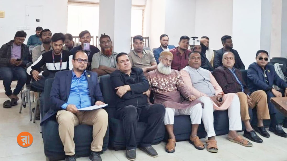 সোমবার রাজধানীর জাতীয় প্রেস ক্লাবে বাংলাদেশ ন্যাশনালিস্ট রিসার্চ সেলের জরিপের ফল প্রকাশের অনুষ্ঠানে উপস্থিত অতিথি ও অন্যরা। ছবি: রাজনীতি ডটকম