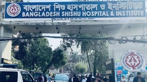 হাসপাতালে ধূমপানরত চিকিৎসককে দেখে ফেললেন প্রধানমন্ত্রী, সাময়িক বরখাস্তের নির্দেশ