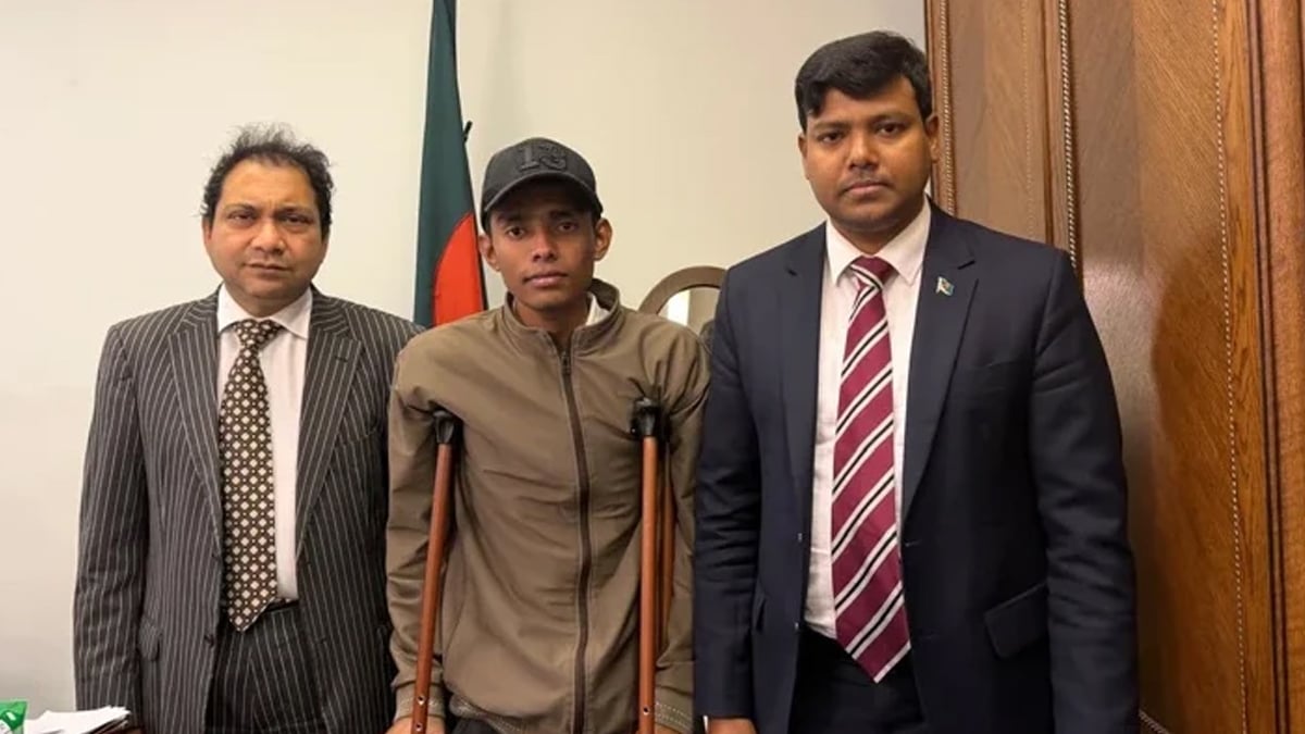 ইউক্রেনের যুদ্ধক্ষেত্র থেকে প্রাণ নিয়ে বেঁচে ফিরেছেন ঝিনাইদহের রাজন হোসেন। ছবি: পররাষ্ট্র মন্ত্রণালয়