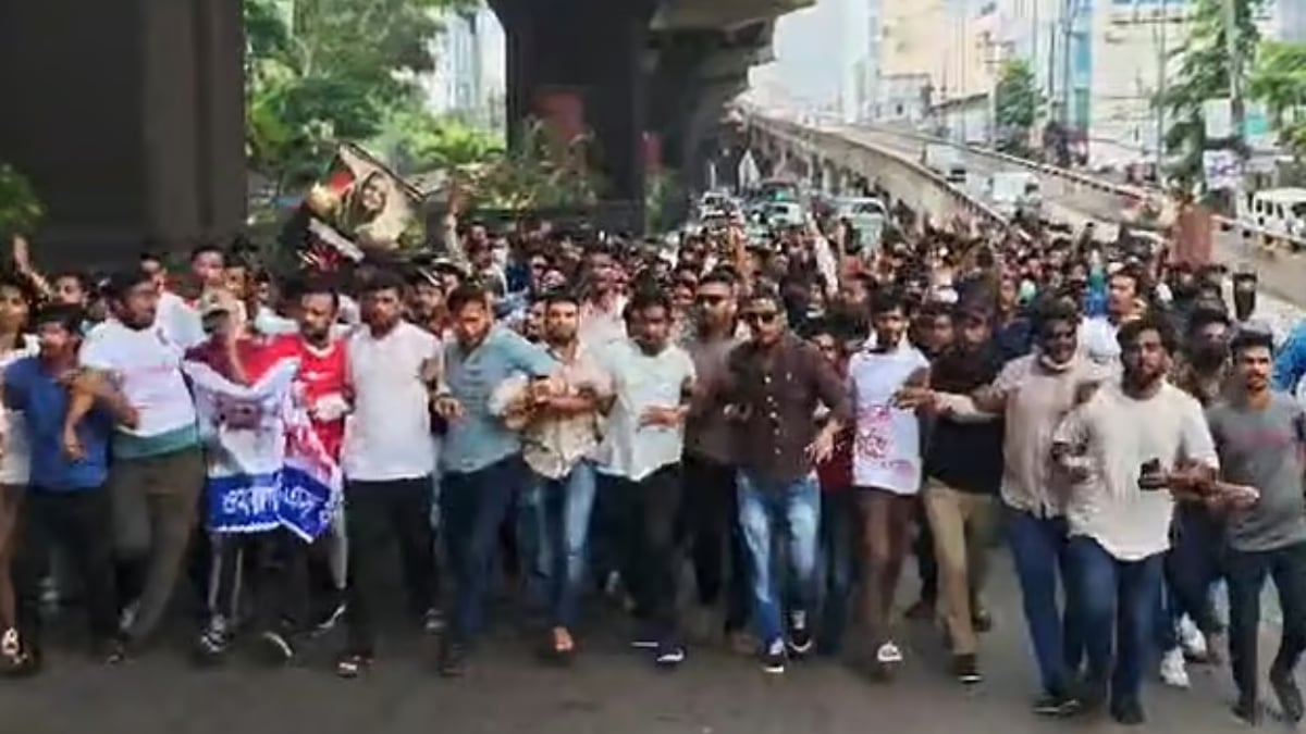 চট্টগ্রামে ‘শতাধিক’ নেতাকর্মী নিয়ে নিষিদ্ধ ছাত্রলীগের ঝটিকা মিছিল