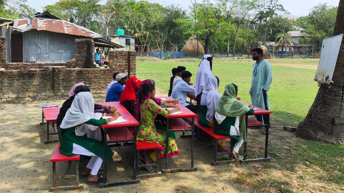 Barguna-Taltali-classes-continue-under-open-sky-at-storm-hit-school (1)