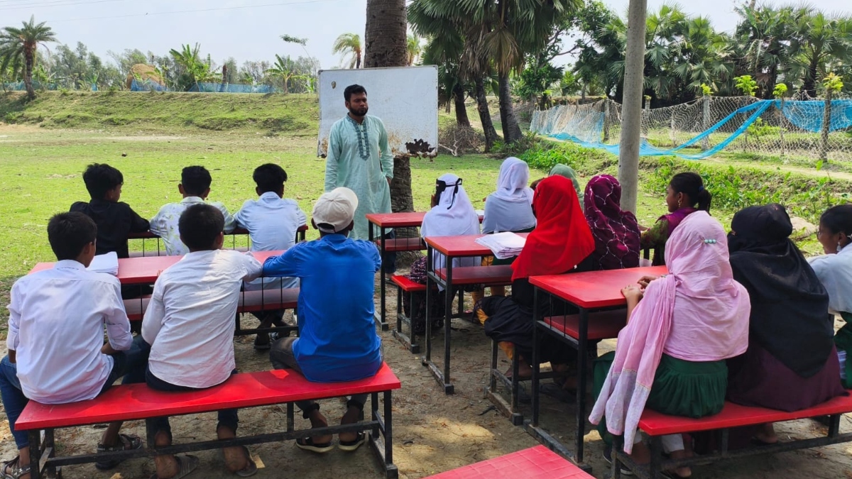 শিক্ষার্থীরা রোদে পুড়ে, বৃষ্টিতে ভিজে ক্লাস করতে বাধ্য হচ্ছেন। ছবি: রাজনীতি ডটকম