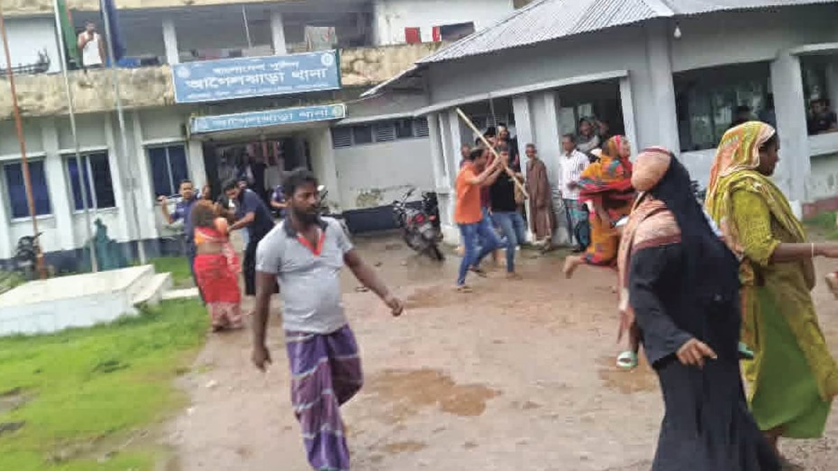 আসামির মৃত্যুর গুজবে থানায় হামলা, ৬ পুলিশসহ আহত ১২