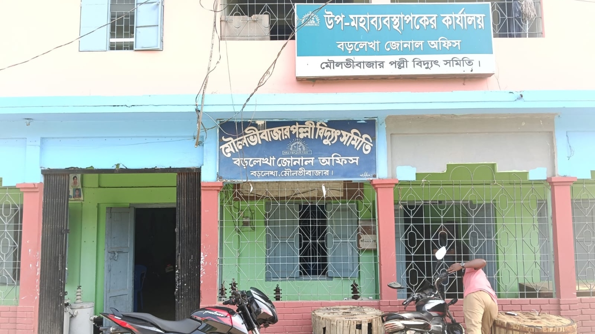 পদে পল্লী বিদ্যুতের লাইনম্যান, বাস্তবে ‘অলিখিত’ জুনিয়র ইঞ্জিনিয়ার!