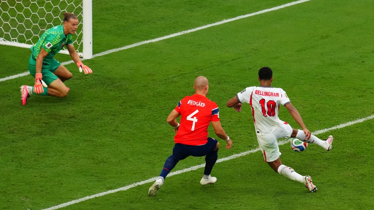 নরওয়ে বিপক্ষে কোয়ার্টার ফাইনাল ম্যাচে অতিরিক্ত সময়ে জয়সূচক গোলটি করেন ইংল্যান্ডের জুড বেলিংহ্যাম। এই গোলে বিশ্বকাপে নিজের গোলসংখ্যা ছয়ে নিয়ে যান ইংলিশ মিডফিল্ডার। ছবি: সংগৃহীত