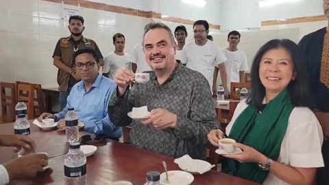 নারায়ণগঞ্জের পূজামণ্ডপ পরিদর্শন করে মুগ্ধ মার্কিন রাষ্ট্রদূত