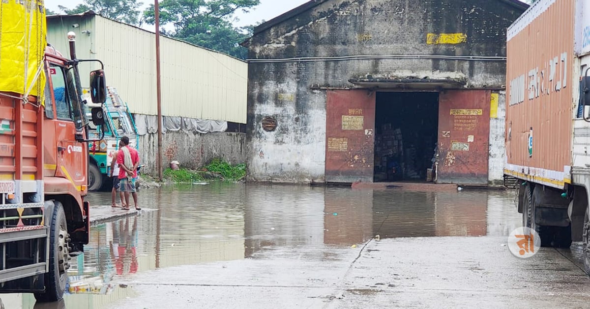 বৃষ্টি হলেই শেডে জমে পানি, নষ্ট হচ্ছে কোটি টাকার মালামাল