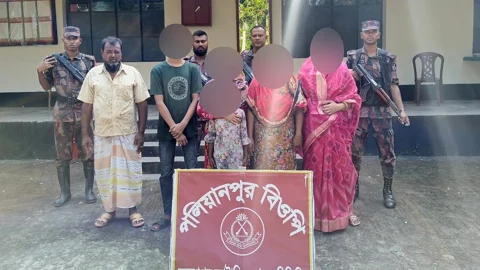 অবৈধভাবে ভারতে প্রবেশের চেষ্টার অভিযোগে নারী ও শিশুসহ ছয় বাংলাদেশিকে আটক করেছে বর্ডার গার্ড বাংলাদেশ (বিজিবি)। ছবি: সংগৃহীত