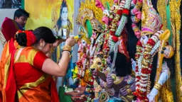 দুর্গাপূজায় মিলবে ৫ দিনের ছুটি, বাড়ল প্রধানমন্ত্রীর অনুদান
