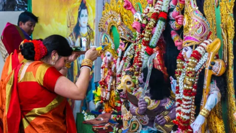 দুর্গাপূজায় ৫ দিনের ছুটি, বাড়ল প্রধানমন্ত্রীর অনুদান
