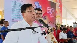 দেশের বিমানবহরে ২০০টির বেশি উড়োজাহাজ চান মন্ত্রী
