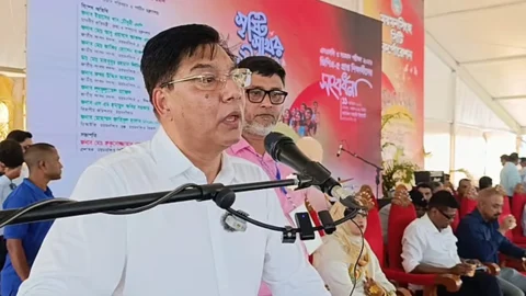 রোববার ময়মনসিংহে এসএসসি ও সমমানের পরীক্ষায় জিপিএ-৫ পাওয়া শিক্ষার্থীদের সংবর্ধনা অনুষ্ঠানে বক্তব্য দেন বেসামরিক বিমান পরিবহন ও পর্যটনমন্ত্রী এম রশিদুজ্জামান মিল্লাত। ছবি: সংগৃহীত