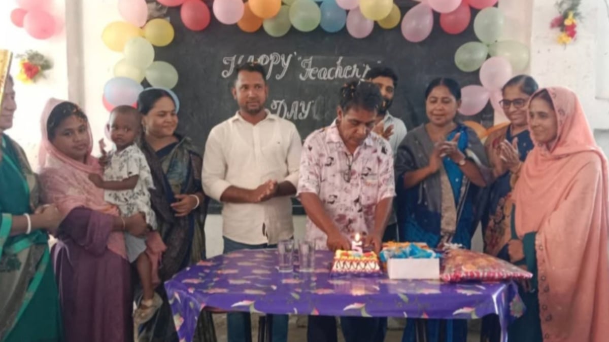 অষ্টগ্রামে পাঠদান বন্ধ রেখে শ্রেণিকক্ষেই প্রধান শিক্ষকের জন্মদিন পালন