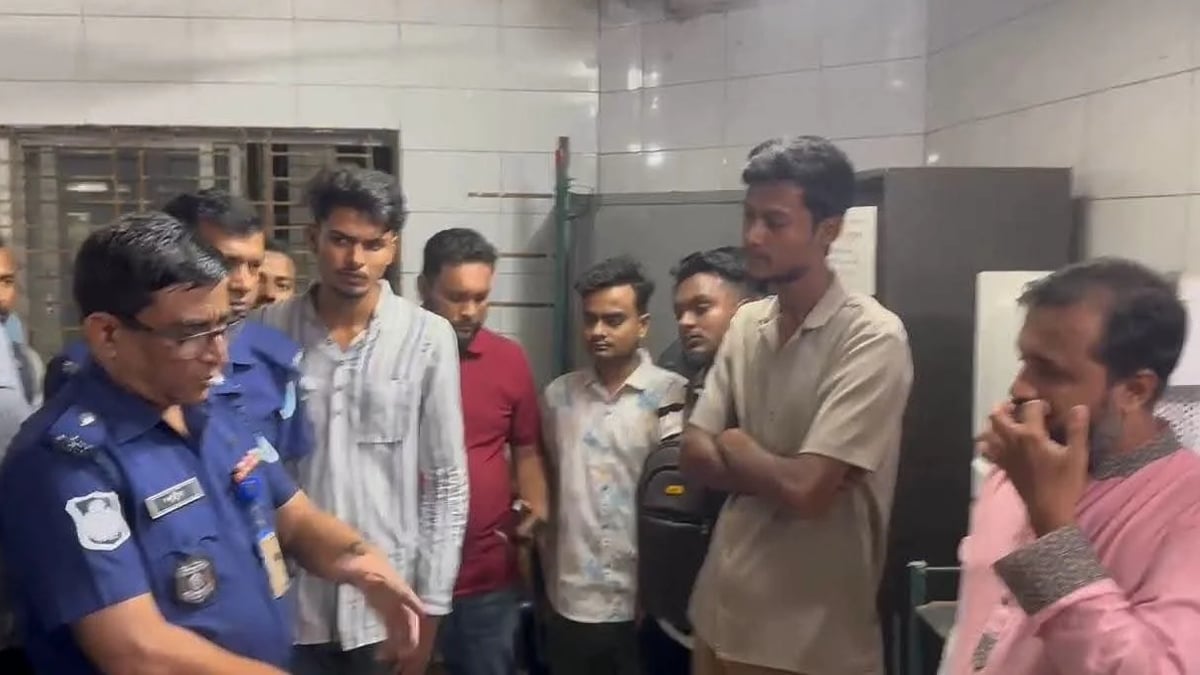 হাসপাতালে এসে পুলিশ আহত ব্যক্তিদের সঙ্গে কথা বলেছে। ছবি: সংগৃহীত