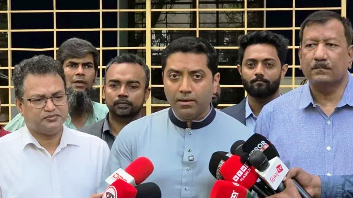 গত ১৭ এপ্রিল মোহাম্মদপুরের একটি বৃত্তি পরীক্ষার কেন্দ্র পরিদর্শনের পর সাংবাদিকদের সঙ্গে কথা বলেন প্রাথমিক ও গণশিক্ষা মন্ত্রণালয়ের প্রতিমন্ত্রী ববি হাজ্জাজ। ছবি: সংগৃহীত