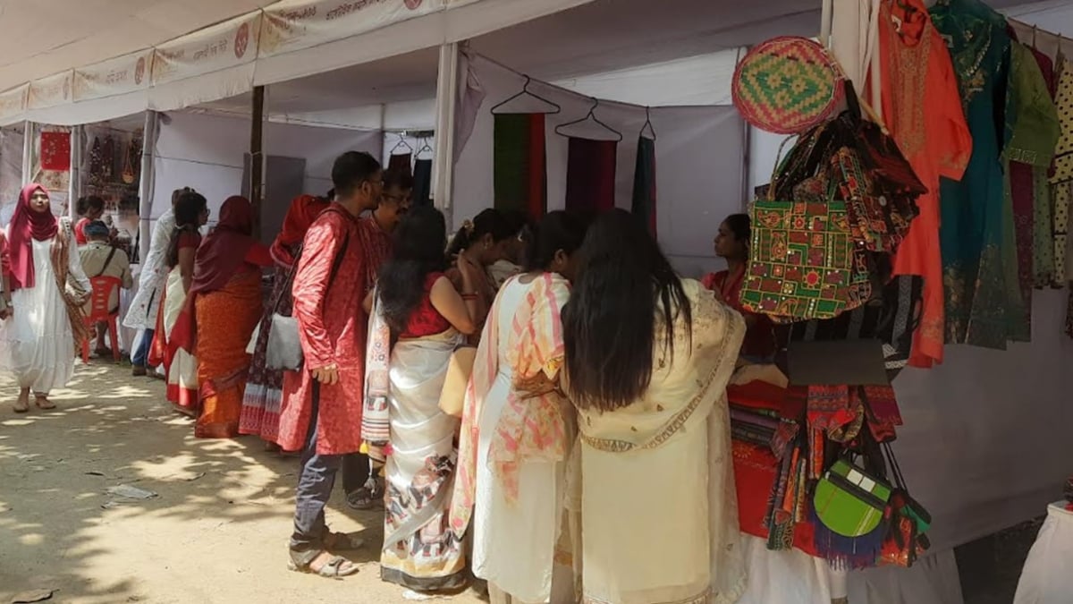 মেলার স্টল ঘুরে দেখছেন ক্রেতা-দর্শনার্থীরা, কিনছেন পছন্দের পণ্য। ছবি: সংগৃহীত