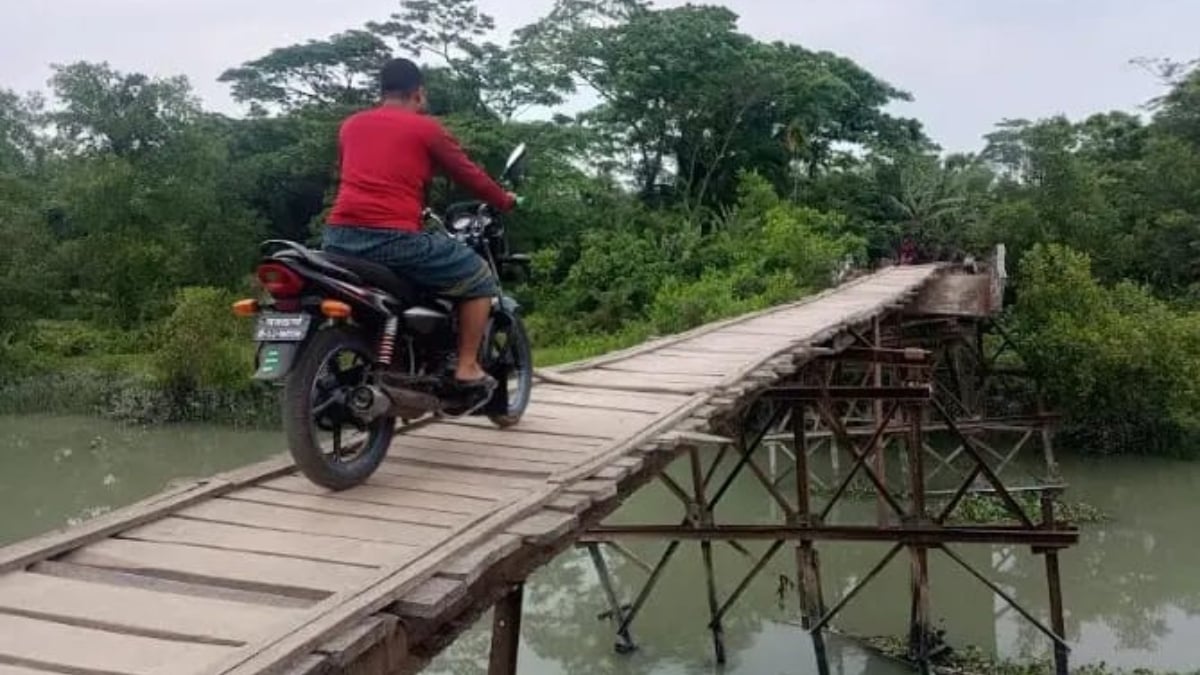 ১২ বছরেও সংস্কার হয়নি সেতু, কাঠের পাটাতনে ঝুঁকিতে ৬ গ্রামের মানুষ