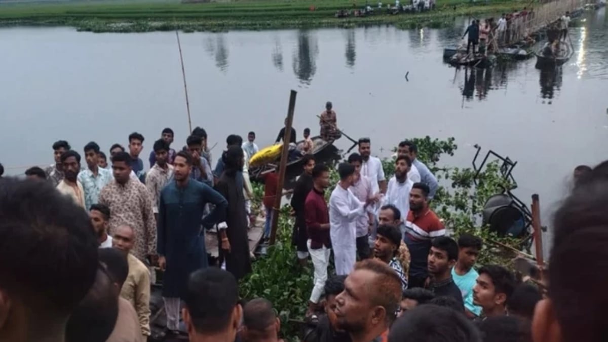 Bridge-collapses-into-river-with-over-100-people-4-children-died