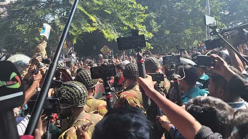 Bulldozers in Dhanmondi 32, baton-wielding to control