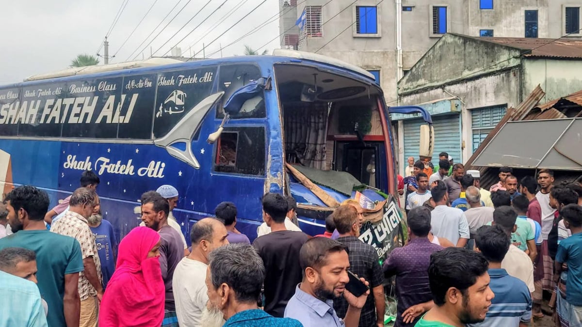 কাজের জন্য দাঁড়িয়েছিলেন রাস্তায়, বাসচাপায় গেল ৭ দিনমজুরের প্রাণ