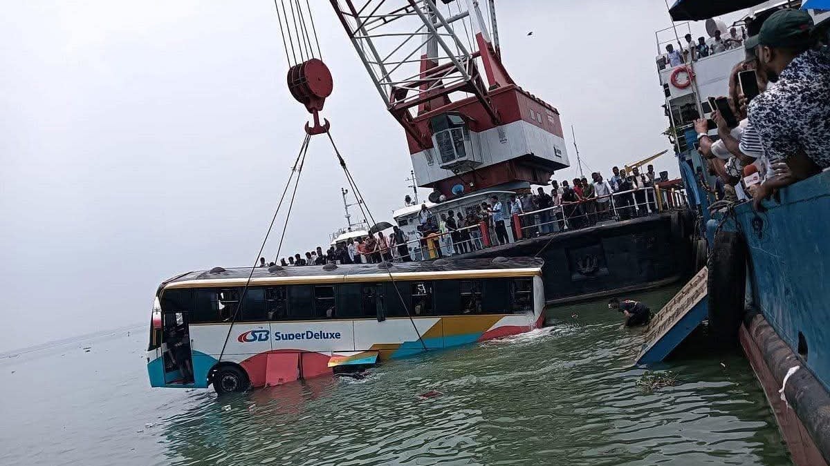 ফেরি ঘাট থেকে পড়ে যাওয়া বাস তুলল হামজা, চালক-সহকারীকে উদ্ধার
