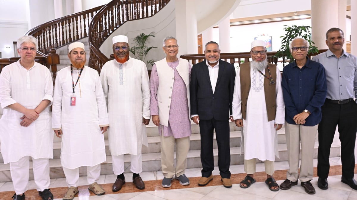 বুধবার যমুনায় প্রধান উপদেষ্টার সঙ্গে বৈঠকে জামায়াতে ইসলামীর প্রতিনিধি দলে ছিলেন কেন্দ্রীয় চার নেতা। ছবি: প্রধান উপদেষ্টার প্রেস উইং