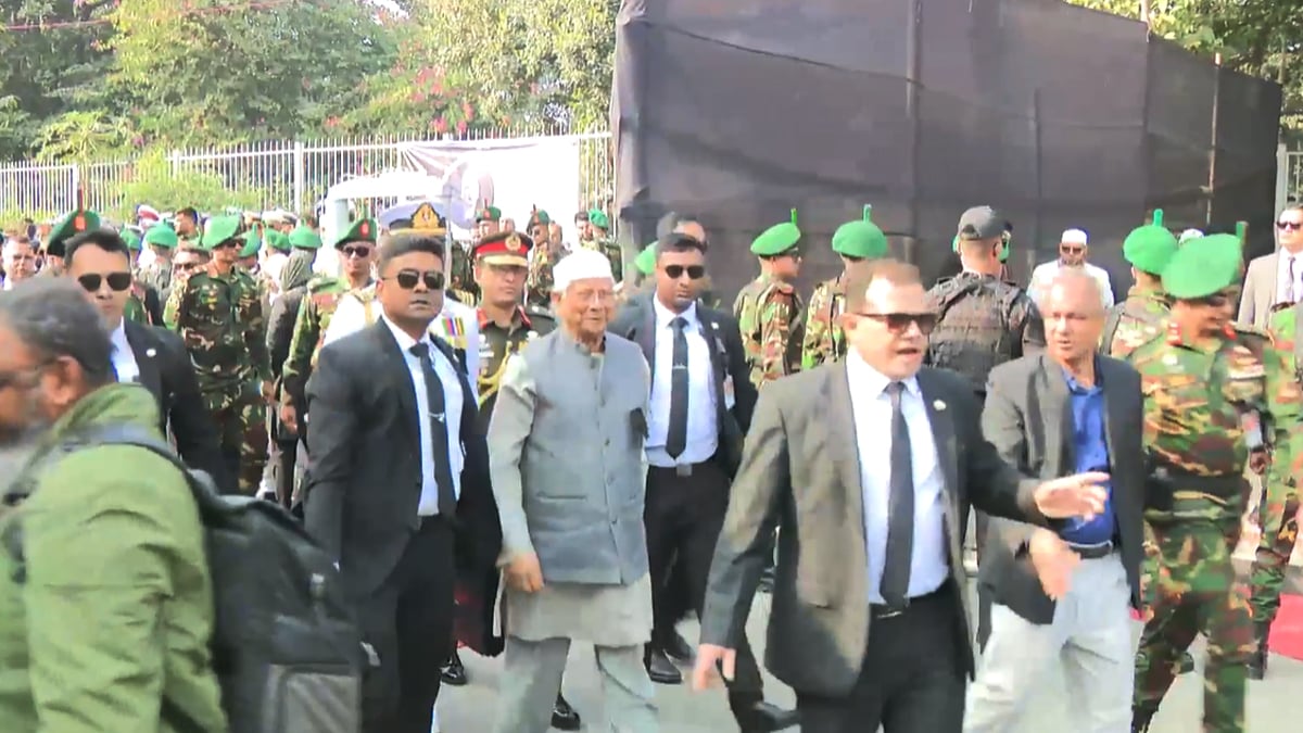 সংসদ ভবন চত্বরে প্রধান উপদেষ্টা