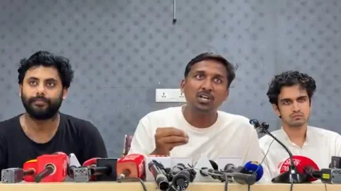 ককরোচ জনতা পার্টির (সিজেপি) নেতা অজিঙ্ক শিন্ডে। ছবি: সিজেপির এক্স হ্যান্ডেলের ভিডিও থেকে