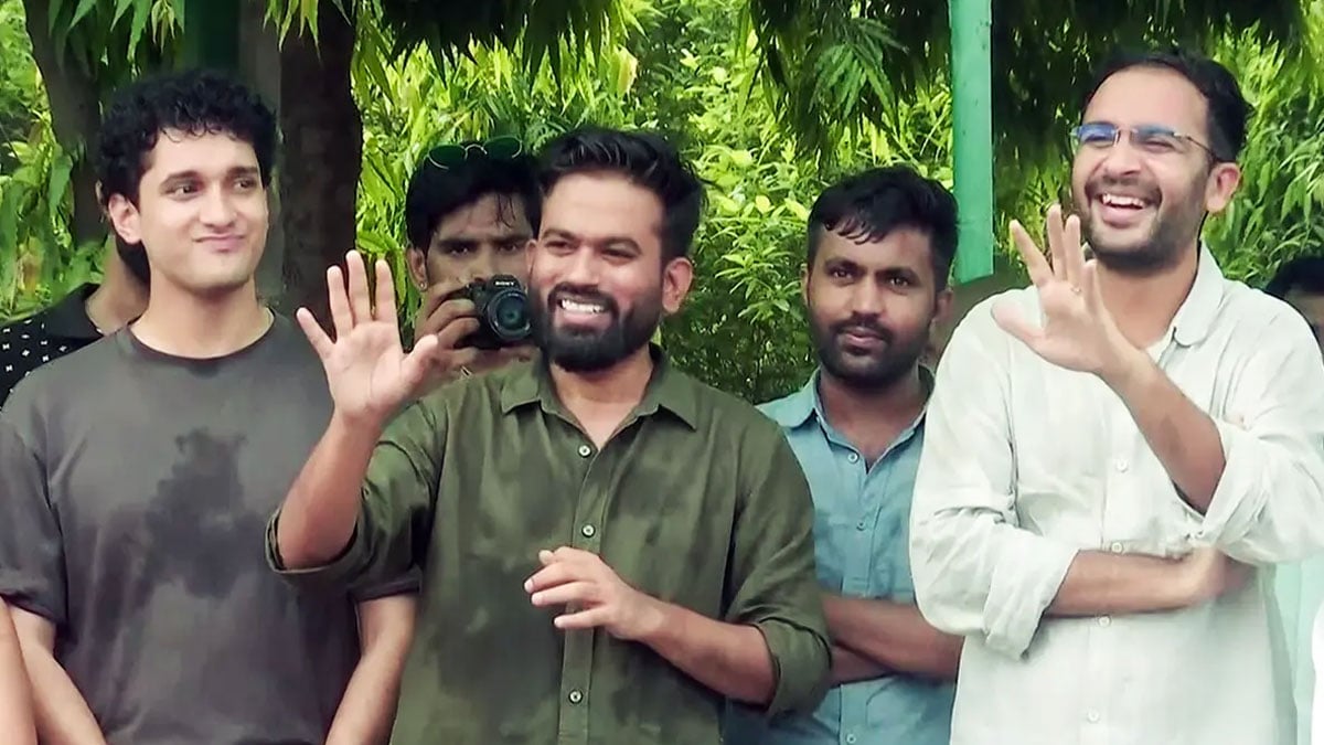 অভিজিৎ দীপকে, সৌরভ দাস ও আশুতোষ রাঙ্কাকে শনিবার উড়োজাহাজের ভেতর থেকেই আটক করেছিল দিল্লি পুলিশ। রোববার আদালতের আদেশে মুক্তি পেয়েছেনর তাার। ছবি: সংগৃহীত