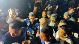 ৩০ ঘণ্টা অবরুদ্ধ, অবশেষে চুয়েট উপাচার্যকে বের করে আনলেন ডিসি-এসপি