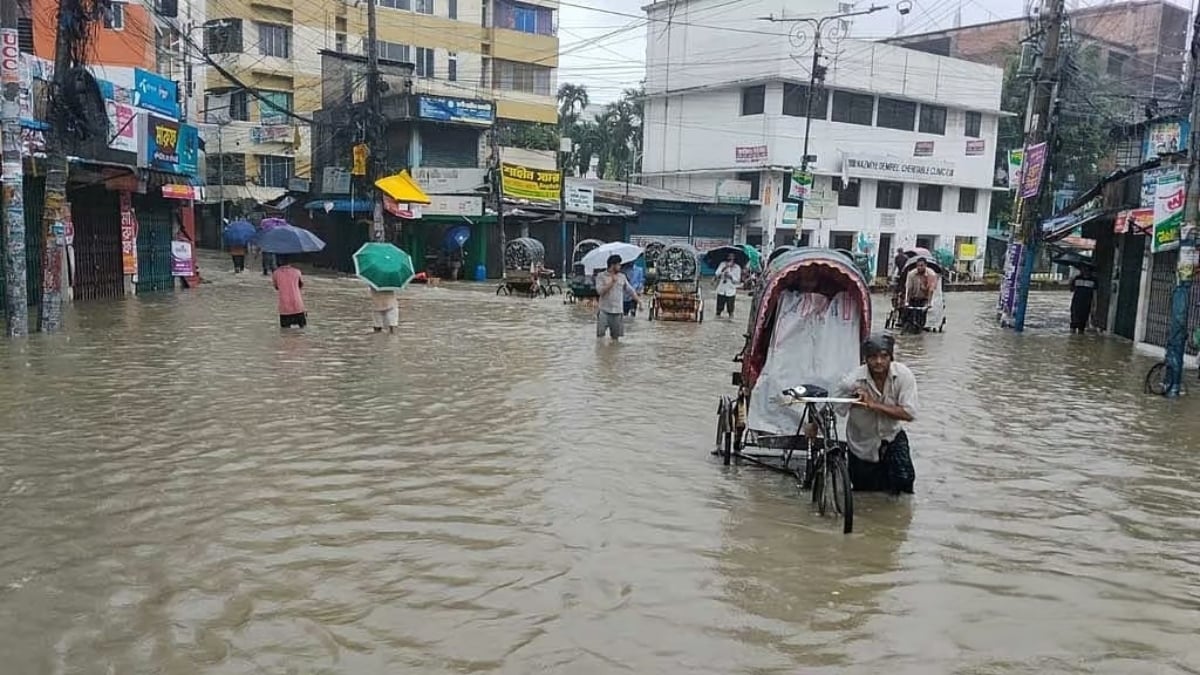 টানা বর্ষণ ও সকালের জোয়ারের প্রভাবে চট্টগ্রামের বিভিন্ন এলাকায় জলাবদ্ধতা সৃষ্টি হয়েছে। ছবি: সংগৃহীত
