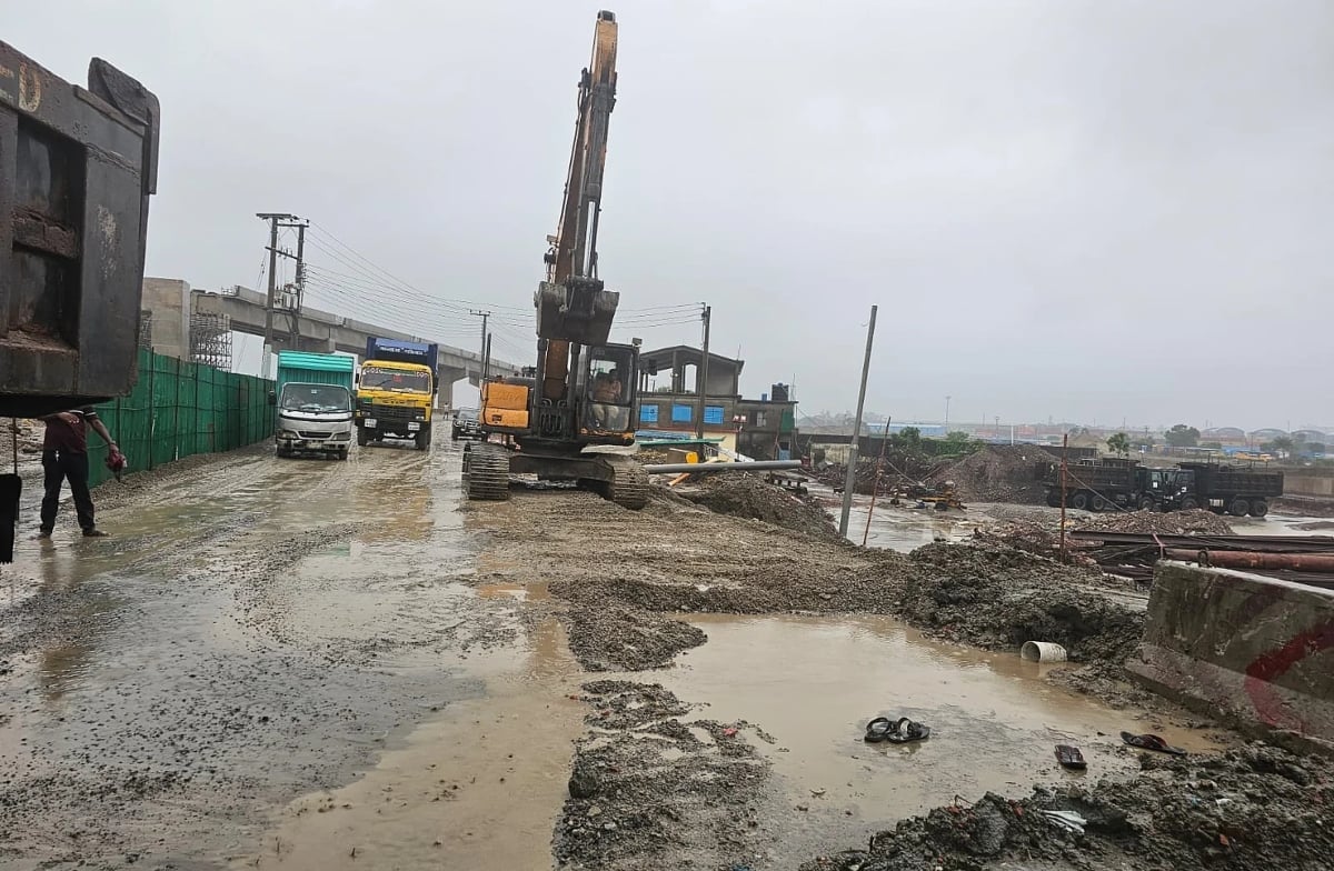 জলাবদ্ধতায় সড়ক ভেঙে দুর্ভোগে পড়েছেন নগরবাসী। ছবি: সংগৃহীত