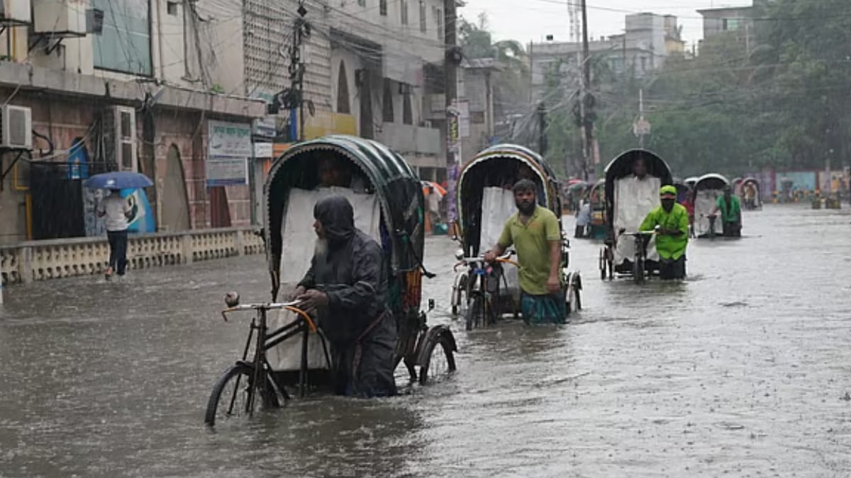 জলাবদ্ধতার কারণে মঙ্গলবার সকাল থেকে চট্টগ্রামের বিভিন্ন এলাকার সড়কে রিকশা ছাড়া অন্য যানবাহনের সংখ্যা ছিল খুবই কম। ছবি: সংগৃহীত