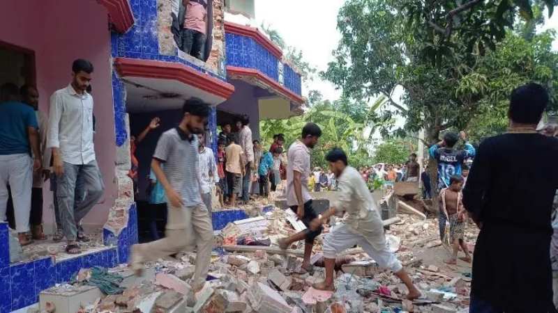 Child rape and murder in Pabna_ Enraged mob razes accused's house. (2)