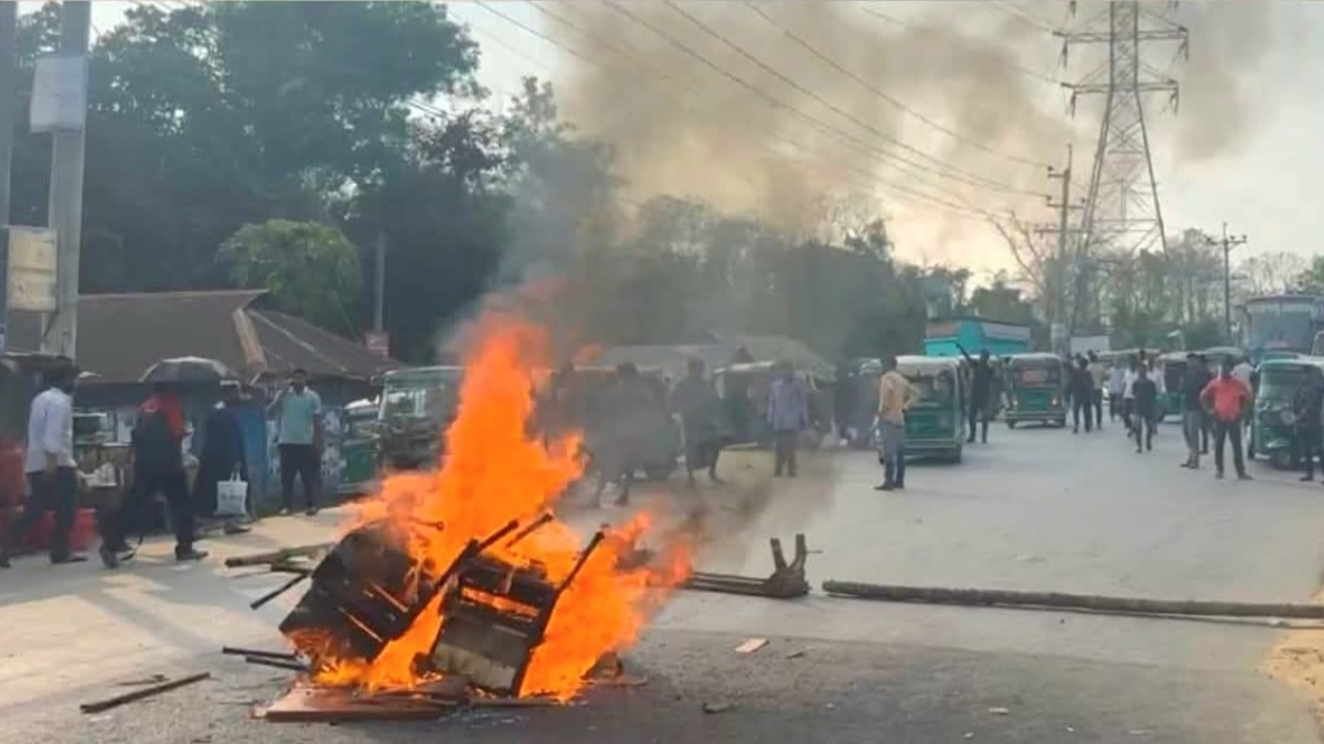 Clashes in Mirsharai_ Injured Chhatra Dal leader dies; protesters block highway