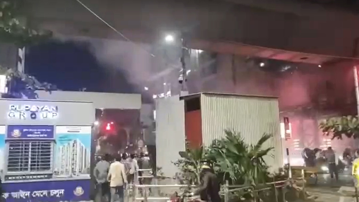 রোববার রাত পৌনে ১০টার দিকে বাংলামোটরে এনসিপি কার্যালয়ের সামনে ককটেল বিস্ফোরণ ঘটে। ছবি: ভিডিও থেকে নেওয়া