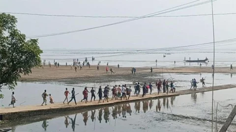 মঙ্গলবার রাতে মসজিদের মাইকে ঘোষণা দিয়ে লোকজনকে জড়ো হওয়ার আহ্বান জানানো হয়।