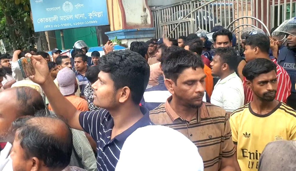 বিএনপি নেতাকে আটকের প্রতিবাদে কুমিল্লায় থানা ঘেরাও, সড়ক অবরোধ