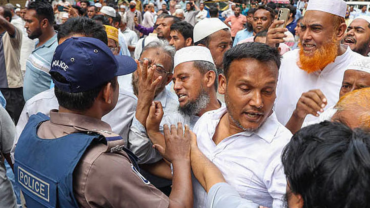 বুধবার ইসলামী ব্যাংকের গ্রাহকরা সচিবালয়ের সামনে বিক্ষোভ করেন। ছবি: সংগৃহীত