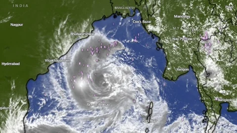 বঙ্গোপসাগরে সৃষ্ট গভীর নিম্নচাপটি ঘনীভূত হয়ে ঘূর্ণিঝড়ে রূপ নিয়েছে। ছবি: সোমবার দুপুর ১টায় উইন্ডি ডটকম থেকে