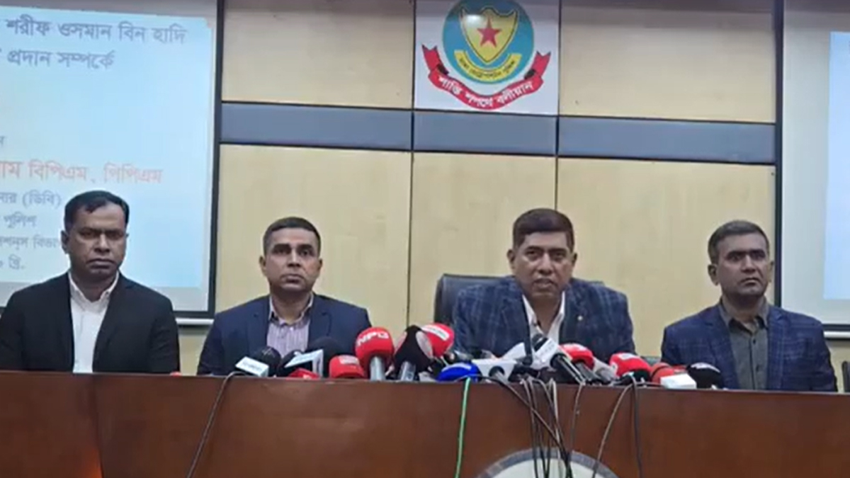 শরিফ ওসমান হাদি হত্যা মামলার অভিযোগপত্র নিয়ে মঙ্গলবার বিকেলে ব্রিফ করেন ডিএমপির অতিরিক্ত কমিশনার (ডিবি) শফিকুল ইসলাম। ছবি: ভিডিও থেকে